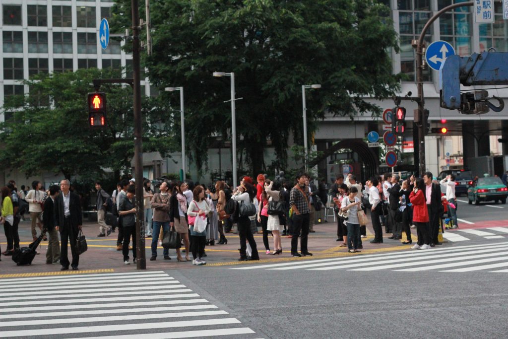 渋谷スクランブル交差点金環日食を見る人々